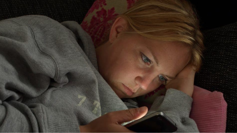 Телефон ночью: вред для зрения | KSA Silmakeskus