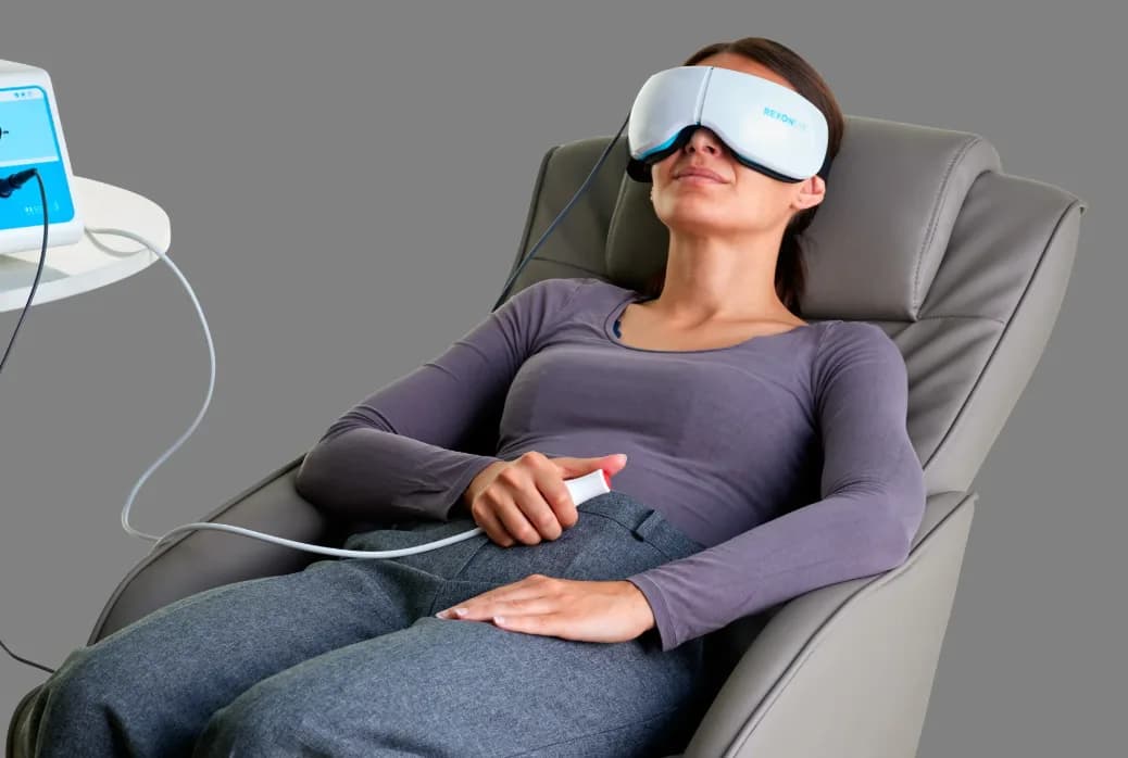 What is QMR technology and how does it treat dry eye?